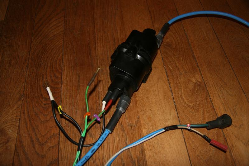 IMG_5870.JPG - Le cable noir c'est le - de la bobinne pour l'allumeur mais il va à la planche du banc car c'est l'indicateur du compte tour. La petite fiche en attente c'est la pression d'huile qui va au mano contact.