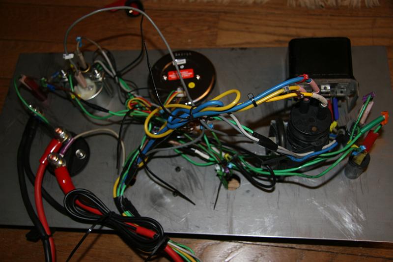 IMG_5871.JPG - C'est le bordel mais tout est bien cablé. Enfin je crois on vera avec mon moteur en rab.